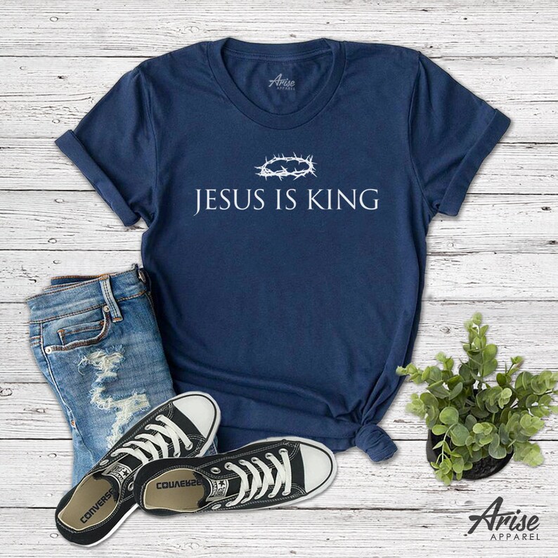 Jesus är kung t-shirt - kristen t-shirt, troskläder, gudskjorta, kristen t-shirt, kristen gåva, kyrklig dopgåva, religiös t-shirt Navy