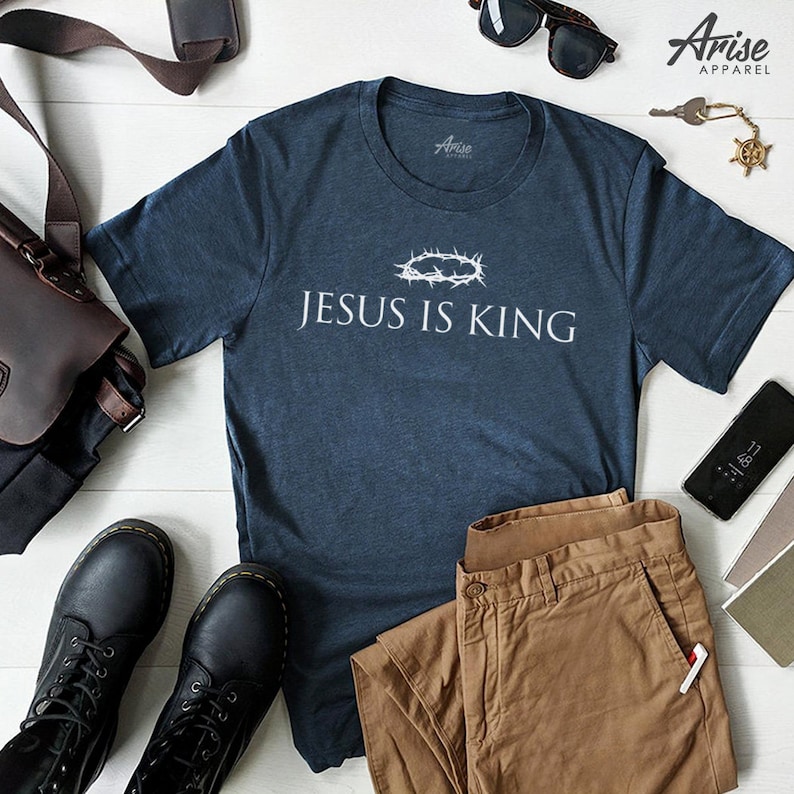 Jesus är kung t-shirt - kristen t-shirt, troskläder, gudskjorta, kristen t-shirt, kristen gåva, kyrklig dopgåva, religiös t-shirt Heather Navy