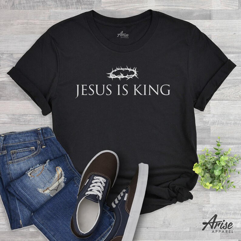 Jesus är kung t-shirt - kristen t-shirt, troskläder, gudskjorta, kristen t-shirt, kristen gåva, kyrklig dopgåva, religiös t-shirt Svart