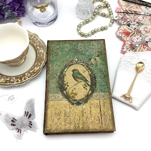 Juego de té con caja de regalo. Regalo único para los amantes del té. Libro de imitación de pájaro vintage con servilleta bordada, cucharilla y paquete de té con forma de mariposa.