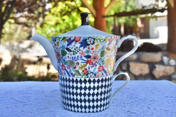 Tea for one. Tetera y taza de cerámica Alicia en el país de las