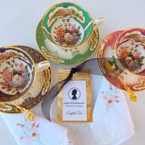 Englisches Geschenkset. Family Jewel Gold Teetasse mit Untertasse, vergoldeter Löffel, bestickte Serviette, Geschenkbox, Limited Edition Wisteria Tea