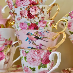 Niepasujące filiżanki do herbaty i spodki, upominki na przyjęcie urodzinowe, obiad dla panny młodej, baby shower. W zestawie herbata, łyżka, serwetka i pudełko prezentowe