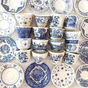 Tazze da tè e piattini Tea Party blu e bianchi. Non corrispondenti per compleanno, addio al nubilato, baby shower, con tè, cucchiaio, tovagliolo e confezione regalo