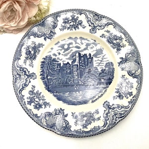 Blau-Weißer Teller Luncheon Dinner aus feinem Porzellan. Liebhaber auf einer Vintage Country Szene. Hergestellt in England. Servierplatte Tischdekoration