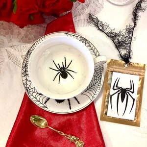 Personalizowana filiżanka do herbaty Spider Tea Cup Fine Bone China. Biała i czarna z pozłacaną łyżeczką Spider Tea Cup, saszetka na herbatę. W zestawie pudełko prezentowe