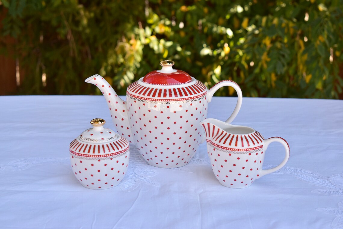 tea set alice in wonderland