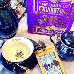 Personalizowany kubek do herbaty z czaszką z arszeniku, porcelana w kolorze czarnym ze złotym złotem, łyżeczka z pozłacaną serwetki, opakowanie herbaty „Pick your Poison”. W zestawie pudełko prezentowe