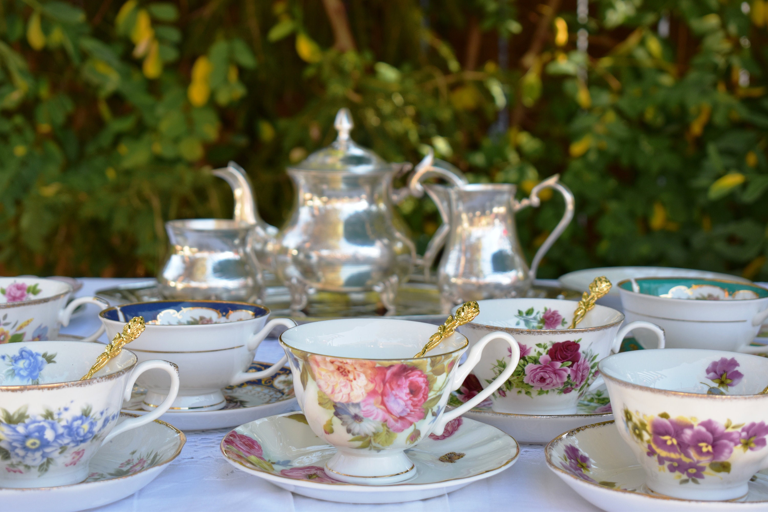 Mismatched tea cups and saucers discount
