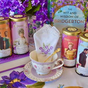 Bridgerton Teetasse und Untertasse Set Lavendel mit Spitze mit vergoldeter Teelöffel Serviette und Geschenkbox, Limited Edition Bridgerton Tea