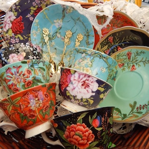 Tazze da tè e piattini non corrispondenti al mercato delle pulci Vintage Tea Party. Bomboniere di compleanno del mercato degli agricoltori Decorazioni gotiche cucchiaio, tovaglioli, confezione regalo