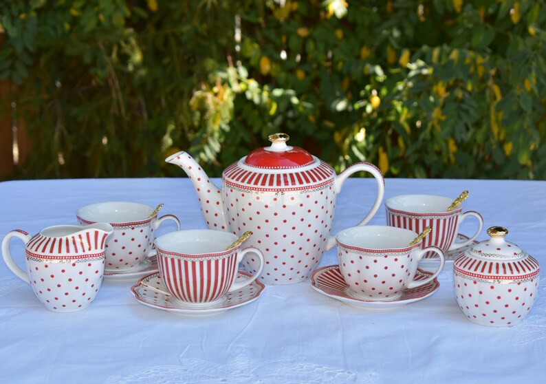 tea set alice in wonderland