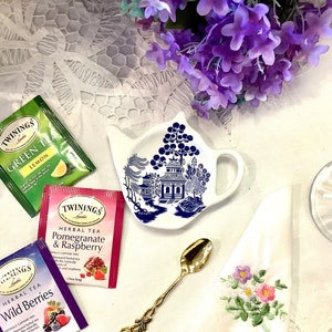 Favores de la fiesta del té. Soporte para bolsa de té de porcelana fina azul y blanca, soporte para cuchara, con cucharadita chapada en oro, servilleta de té y paquete de té importado.