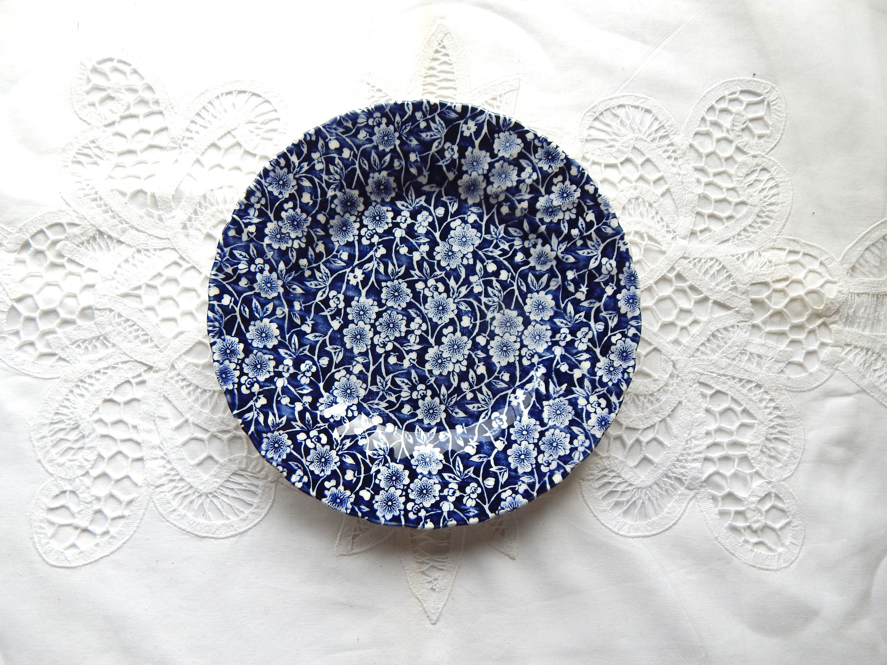 How To Paint Plates With A Doily - Pillar Box Blue