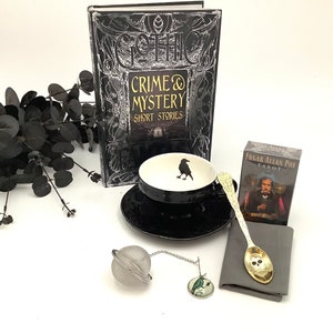 Ultimate Edgar Allan Poe Gift Gothic Crime Mystery Book, tazza da tè Crow, Teaball, cucchiaio placcato oro con teschio, tovagliolo, scatola regalo