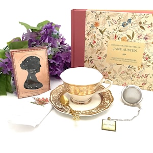 Taza de té de oro de 24 kt con letras ilustradas, regalo definitivo de Jane Austen, bola de té con la frase Orgullo y prejuicio, cuchara bañada en oro, caja de regalo con servilleta