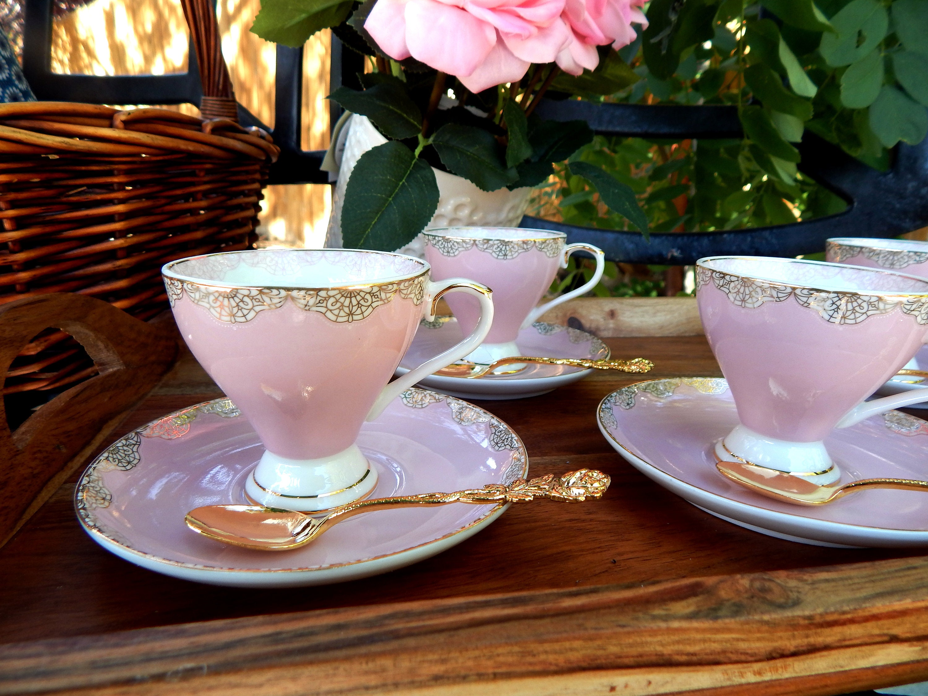 Un juego de tazas de té vintage en un encaje