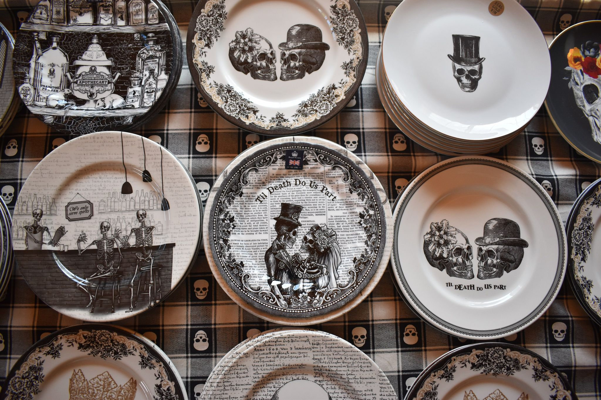  Stafford スケルトンデザイン皿　ハロウィン Royal Stafford Skeleton Bride & Groom Halloween 11” Dinner