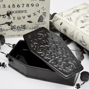 Zuccheriera personalizzata. Scatola in ceramica a forma di bara per zucchero sfuso, zollette o bustine. Tea party gotico del giorno dei morti, spirituale