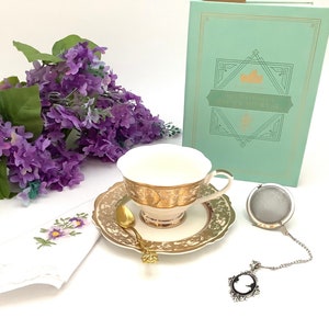 Cadeau ultime de Downton Abbey Patmore&#39;s Journal, tasse à thé en or 24 carats, infuseur à boules de thé camée, cuillère plaquée or, serviette de table, boîte-cadeau