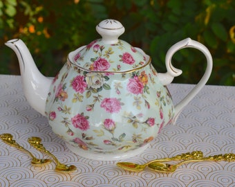 Théière Roses du Vieux Pays. Chintz Vert Sauge avec Roses Roses Blanches et Jaunes. Théière en porcelaine fine de 40 oz avec échantillonneur de thé importé.