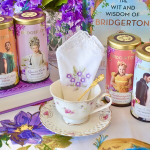 Bridgerton Teetasse und Untertasse Set Weiß Floral mit Spitze mit vergoldeter Teelöffel Serviette und Geschenk Box, Limited Edition Bridgerton Tea