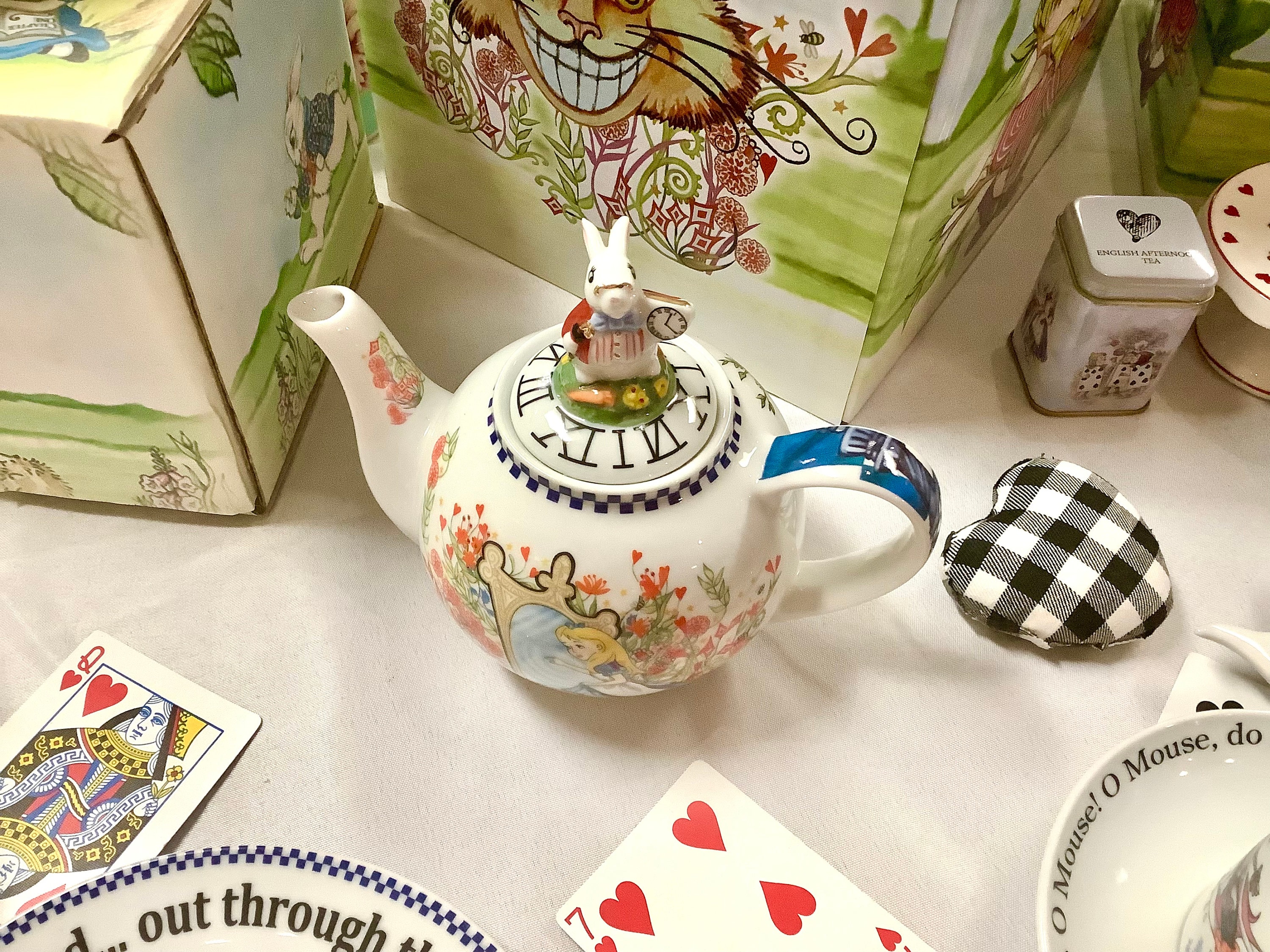 Paul Cardew Collectibles Alice In Wonderland Large Teapot – BINCHEY'S LLC.