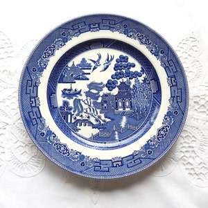 Blau-weißer Luncheon Speiseteller aus feinem Porzellan. Blue Willow Johnson Brothers. Hergestellt in England. Servierplatte Tisch Mittelstück