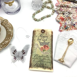 Tee Geschenk. Vintage Carta Postale Aschenputtel Postkarte Schwarzer Tee und Rosen Schmetterling Tee, bestickte Serviette und vergoldeter Teelöffel