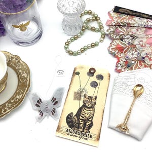Tee Geschenk. Vintage Carta Postale Katzenliebhaber Postkarte, schwarzer Tee und Rosen Schmetterling Tee, bestickte Serviette und vergoldeter Teelöffel