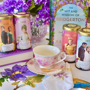 Bridgerton Teetasse und Untertasse Set rosa Rosen mit Spitze mit vergoldeter Teelöffel Serviette und Geschenkbox, Limited Edition Bridgerton Tea