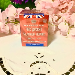 Lembrancinhas para Tea Party. Caixa de chá com bandeira da União Britânica, colher banhada a ouro e guardanapo bordado. Chá inglês, rei e rainha
