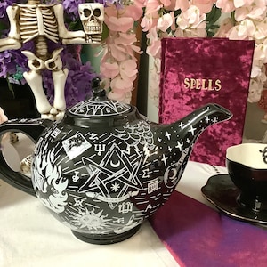Personalisierte Teekanne Hexe Keramik 50 Unzen Teekanne Kaffeekanne Themen Teepaket. Hexerei Vampire, Coven, Holiday Tea Party Geschenk Set
