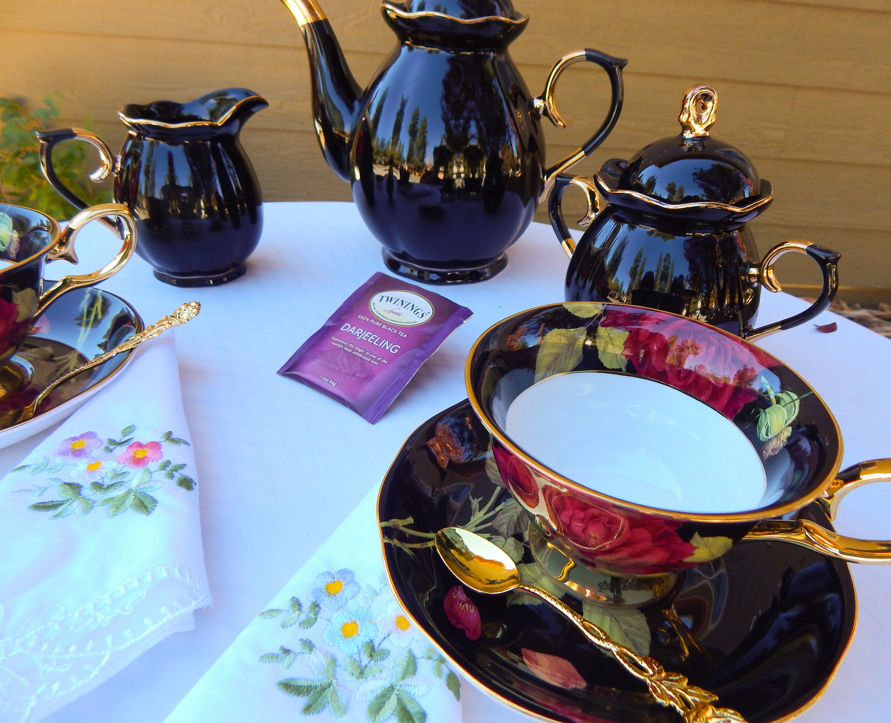 Set da tè La Bella e la Bestia Teiera zuccheriera lattiera due piattini per  tazze da tè Enchanted Rose, cucchiai placcati in oro, tovaglioli,  campionatore di tè -  Italia