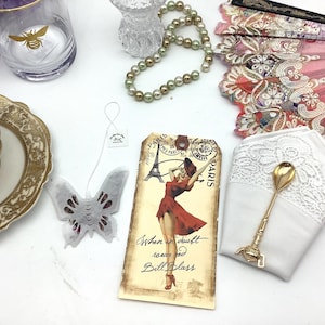 Regalo di tè. Cartolina postale vintage Bill Blass Paris Carta Postale incorniciabile, tè nero con rose e farfalle, tovagliolo ricamato, cucchiaino placcato in oro