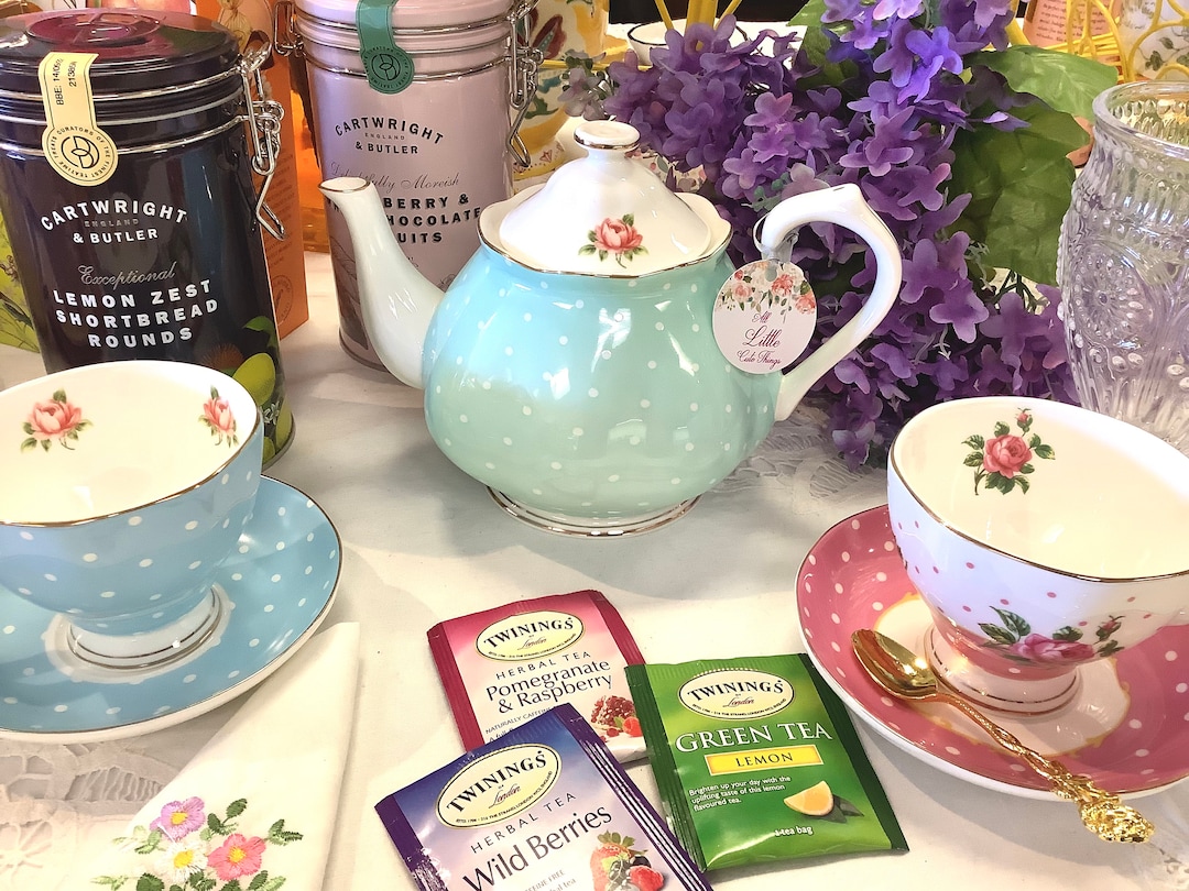 Teapot Old Country Roses Polka Rose and Pastel Green. Fine Bone China