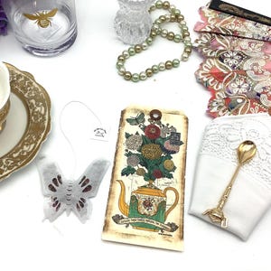Tee Geschenk. Vintage Carta Postale Teekanne Postkarte, schwarzer Tee und Rosen Schmetterling Tee, bestickte Serviette und vergoldeter Teelöffel