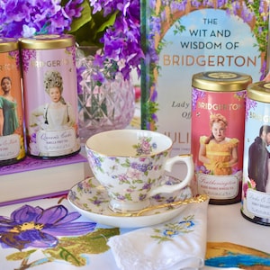 Bridgerton Teetasse und Untertasse Set Glyzinien Lavendelblüte mit vergoldeter Teelöffel Serviette und Geschenkbox, Limited Edition Bridgerton Tea