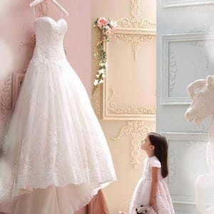 Personalisierter Aufhänger für Braut, Brautjungfern, Blumenmädchen, Erwachsene oder Kinder, weiße oder rosa Perlen. Einzigartige Princess Tea Gastgeschenke