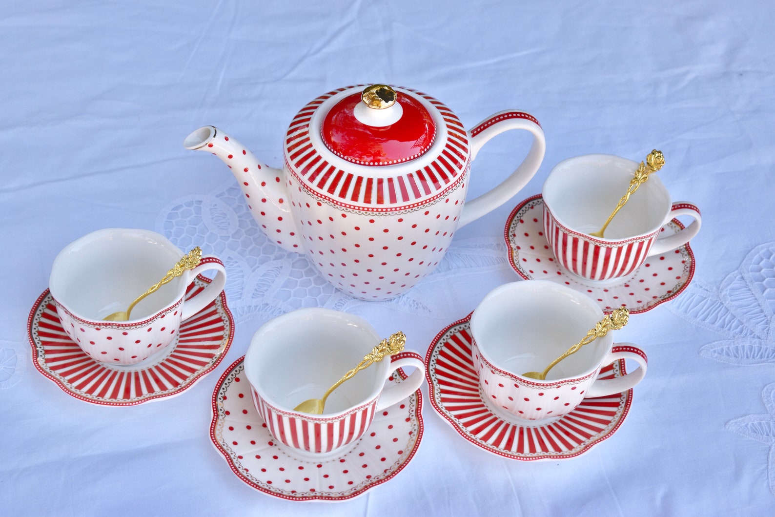 tea set alice in wonderland