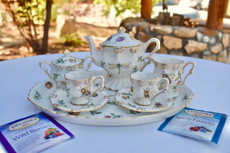 Traditional 20-year anniversary gift #1: Whimsical tea set