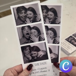 Peut inclure: Une bande de photomaton en noir et blanc avec six photos d'un couple. Les photos montrent le couple souriant et riant. Le texte "Save the Date" est imprimé en bas de la bande, ainsi que les noms du couple, la date de leur mariage et le lieu.