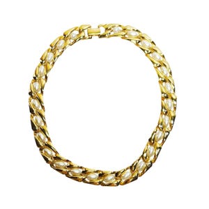 Collar de perlas con cadena curva en tono dorado de Napier
