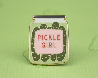 Spilla smaltata Pickle Girl, Regali eccentrici per ragazze eccentriche, Regalo per gli amanti dei sottaceti, Spilla di cetriolino, Distintivo di sottaceti, Estetica Ragazza dei sottaceti