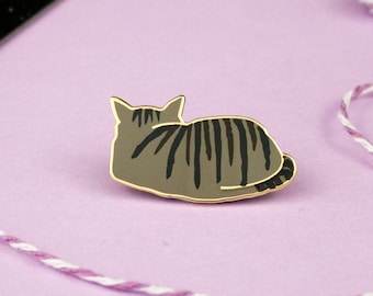 Pin de esmalte de gato atigrado gris: insignia de gatito bañada en oro