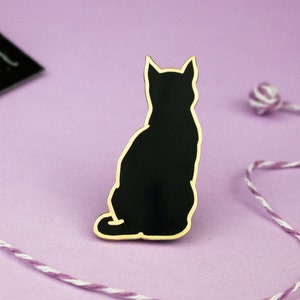 黒猫のエナメルピン | ボイドキャットピン | 座っている猫のバッジ