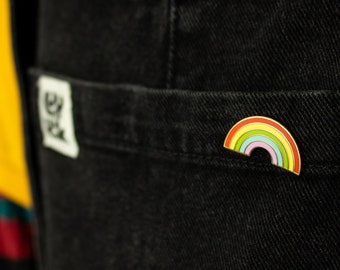 ゲイ フラッグ レインボー エナメル ピン | LGBTQIA+ プライド ピン | LGBT バッジ | クィア ギフト