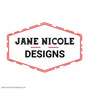 K&ouml;nnte beinhalten: Ein rotes sechseckiges Logo mit wei&szlig;em Hintergrund und dem Text "JANE NICOLE DESIGNS" in Schwarz.