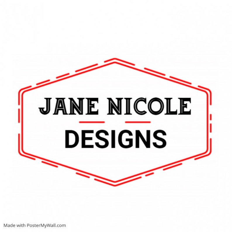K&ouml;nnte beinhalten: Ein rotes sechseckiges Logo mit wei&szlig;em Hintergrund und dem Text "JANE NICOLE DESIGNS" in Schwarz.