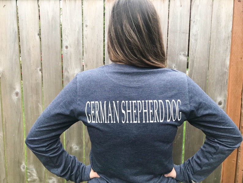 K&ouml;nnte beinhalten: Ein marineblaues Langarmshirt mit dem Aufdruck "GERMAN SHEPHERD DOG" in Wei&szlig; auf der R&uuml;ckseite.